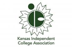 Kansas Community Colleges and Kansas Independent Colleges Sign Universal Transfer Agreement Kansas Community Colleges and Kansas Independent Colleges Sign Universal Transfer Agreement