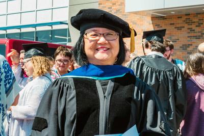 Hong receives 2022 McCreery Teaching Award - Sterling College